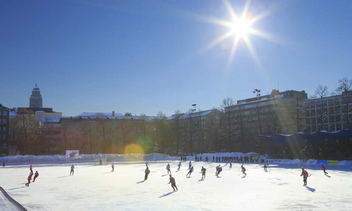 Jääpallo-ottelu Brahenkentän tekojääkentällä aurinkoisena päivänä