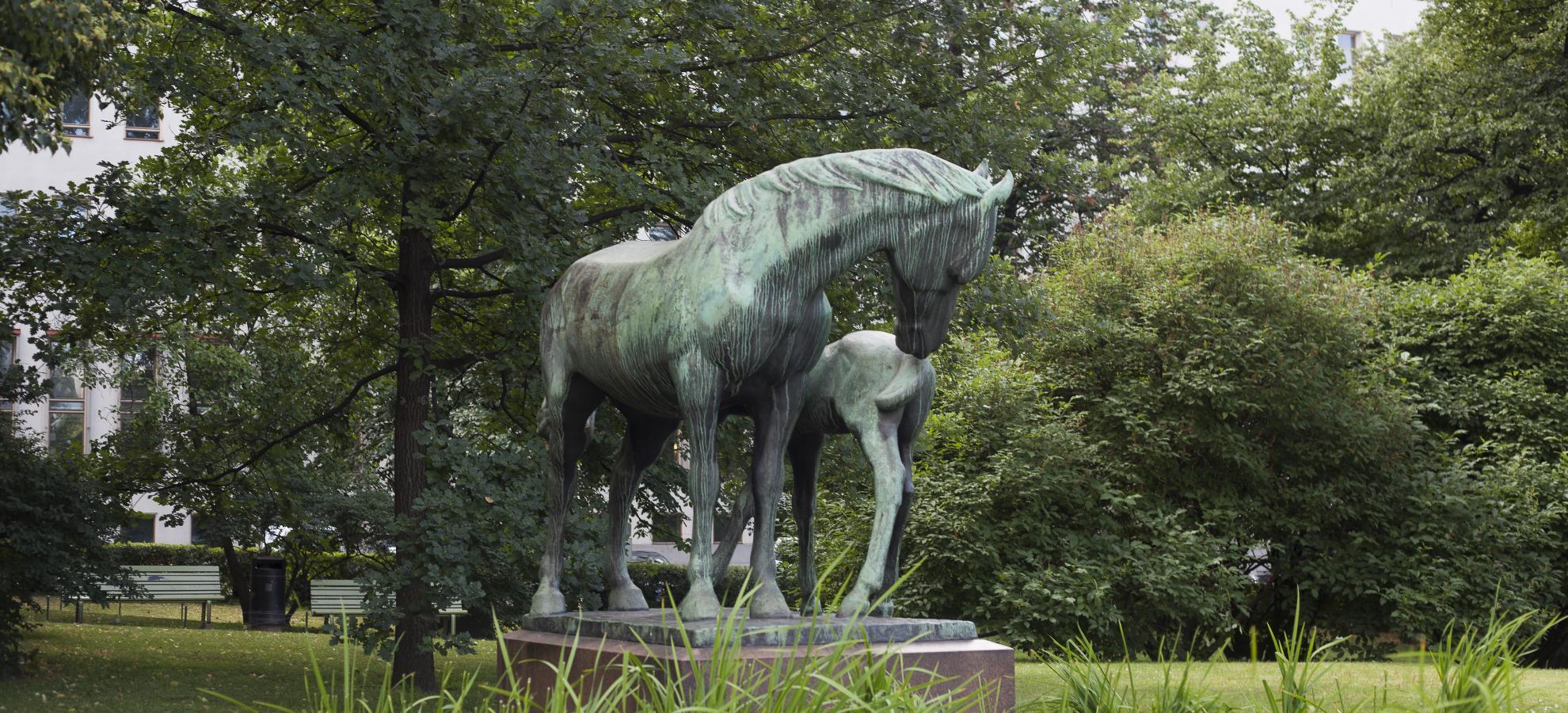 Emil Cedercreutz's Äidinrakkaus / Maternal Love statue, 1928, depicting a mother horse with its foal, surrounded by the trees of the park.